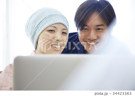 闘病をする妻を支える夫 34423363