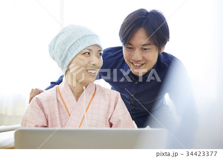 闘病をする妻を支える夫 34423377