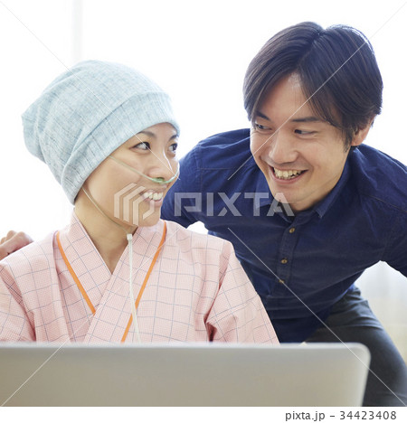 闘病をする妻を支える夫 闘病をする妻を支える夫 34423408