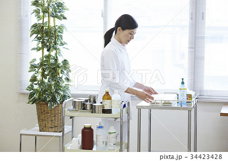 看護師　処置　医療シーン 34423428