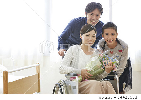 退院シーン　家族　絆 34423533