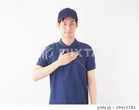 右手を胸にあてる作業員 34423783