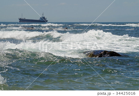 海岸の波と沖を走る船 34425016