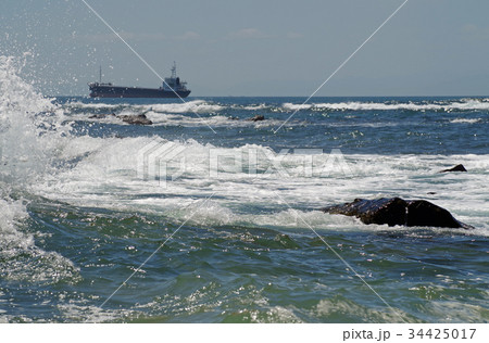 海岸の波と沖を走る船 34425017