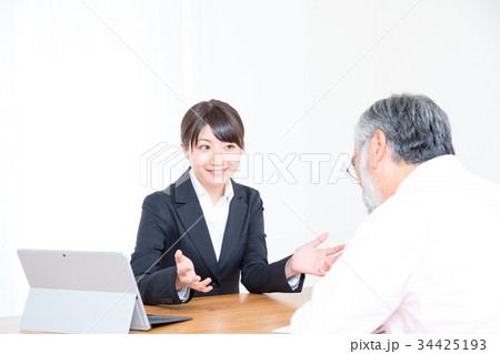 女性営業マン 勧誘 保険 終活相談 シニア スーツの女性の写真素材