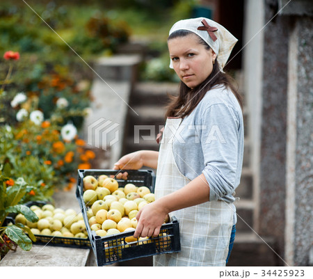 woman in garden 34425923