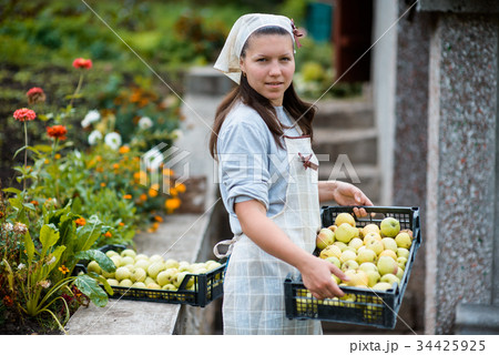 woman in garden 34425925