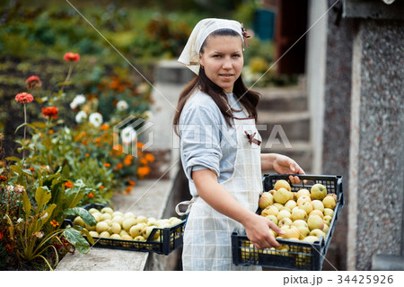 woman in garden 34425926