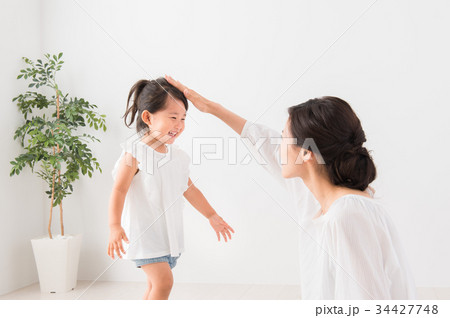 室内で遊ぶ親子 室内で遊ぶ親子 34427748