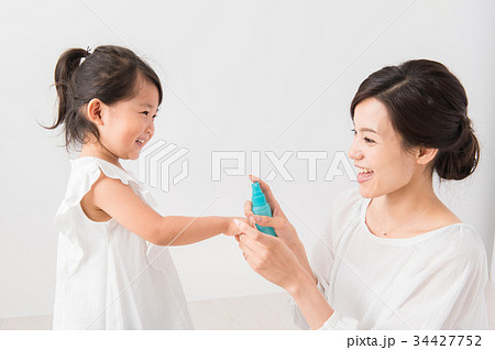 子供のスキンケアの写真素材