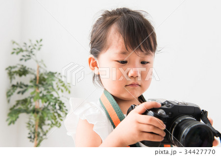 カメラを持つ女の子の写真素材