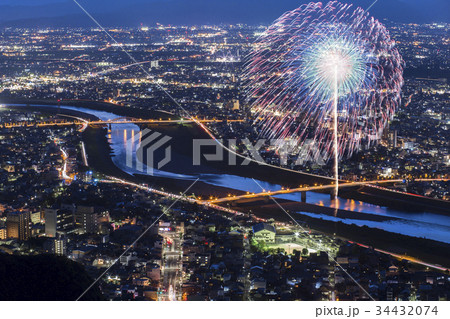 【岐阜県】長良川の夜景と花火イメージ 【岐阜県】長良川の夜景と花火イメージ 34432074