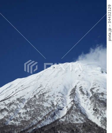 残雪の羊蹄山と青空のコラボ 残雪の羊蹄山と青空のコラボ 34432129