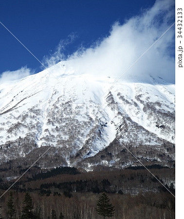 残雪の羊蹄山と青空のコラボ 残雪の羊蹄山と青空のコラボ 34432133