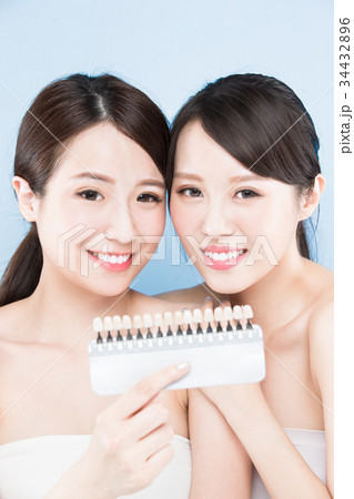 two beauty woman 34432896