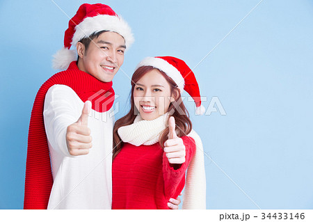 couple smile with merry christmas 34433146