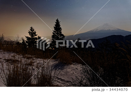雪の大石峠から見る月明かりの富士山 34434070