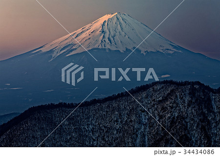 冬の大石峠から見る夜明けの富士山 34434086