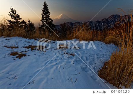 雪の大石峠から見る夜明けの富士山 34434129