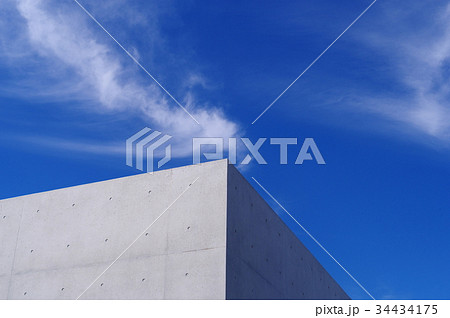 コンクリート越しの青空にかかる巻雲　a-2 34434175
