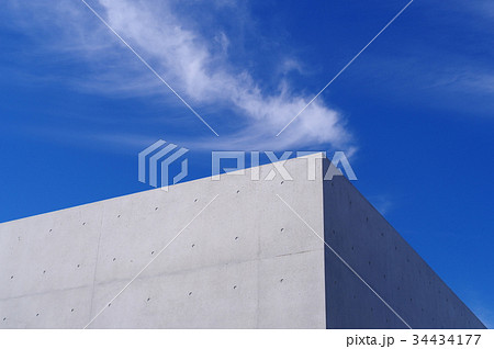 コンクリート越しの青空にかかる巻雲　b-2 34434177