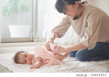 おむつ交換　赤ちゃんとママ 34434454