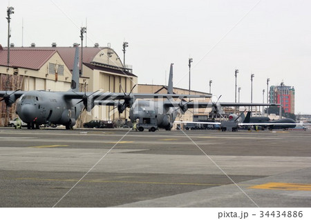 米空軍横田基地のC-130J-30輸送機と無人偵察機グローバルホーク 34434886