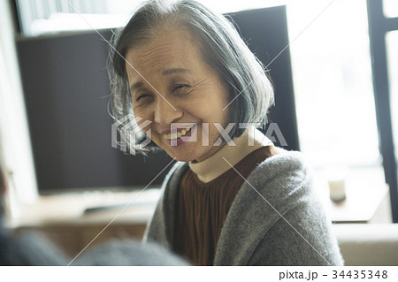 笑顔で話す60代シニア世代の写真素材