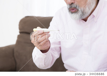 体調の悪いシニア 発熱 検温 風邪 インフルエンザ ボディパーツ パーツカット 顔なし 体調の悪いシニア 発熱 検温 風邪 インフルエンザ ボディパーツ パーツカット 顔なし 34436686