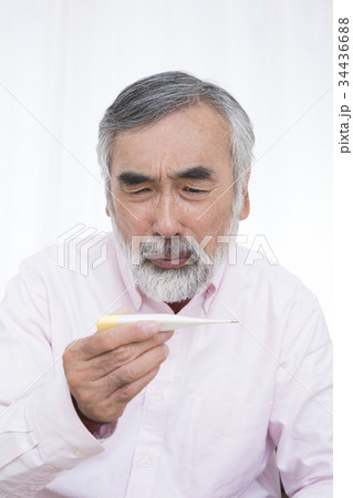 体調の悪いシニア　発熱　検温　風邪　インフルエンザ　 34436688