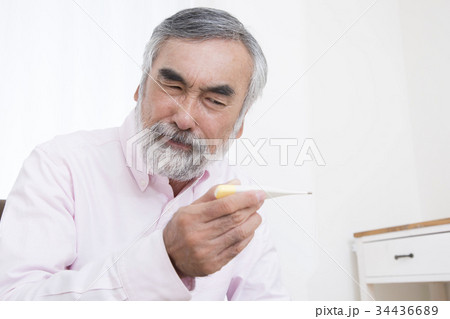 体調の悪いシニア　発熱　検温　風邪　インフルエンザ　 34436689