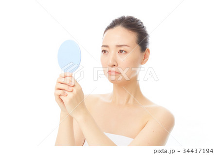 鏡を見る女性 34437194