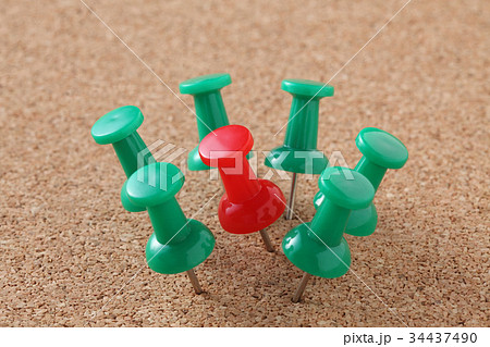 カラフルなプッシュピン 34437490