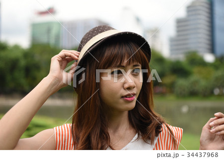 若い女性 公園 若い女性 公園 34437968