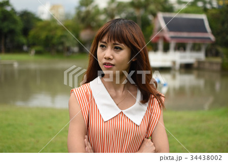若い女性 公園 若い女性 公園 34438002