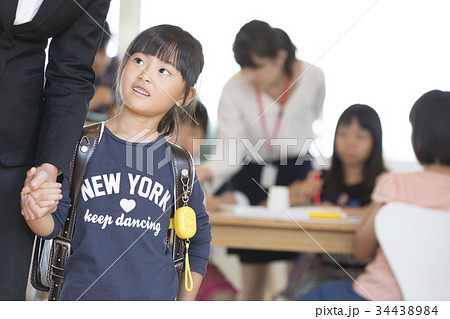 小学生 女の子 先生 会話の写真素材