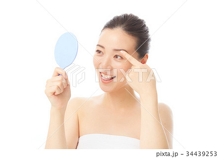 鏡を持つ女性 鏡を持つ女性 34439253