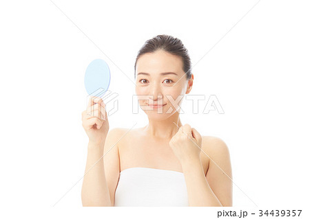 鏡を持つ女性 鏡を持つ女性 34439357