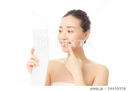 鏡を持つ女性 鏡を持つ女性 34439358