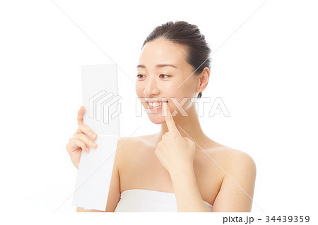 鏡を持つ女性 鏡を持つ女性 34439359