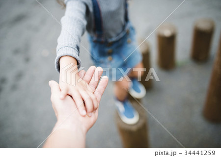 公園で遊ぶ親子 34441259