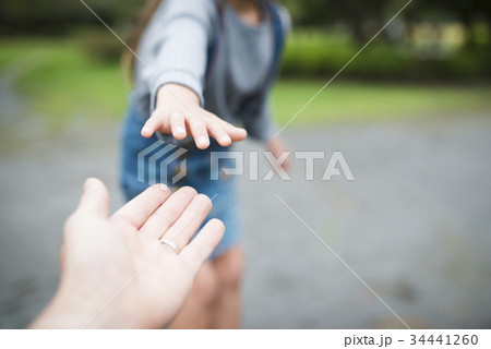 公園で遊ぶ親子 34441260