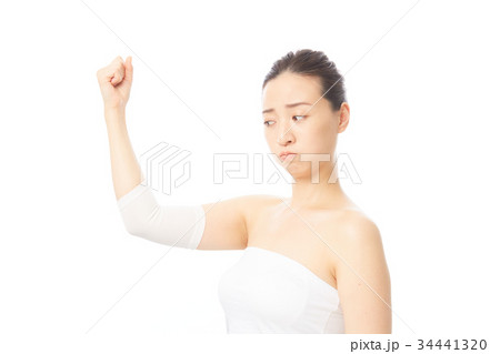 サポーターをする女性 サポーターをする女性 34441320
