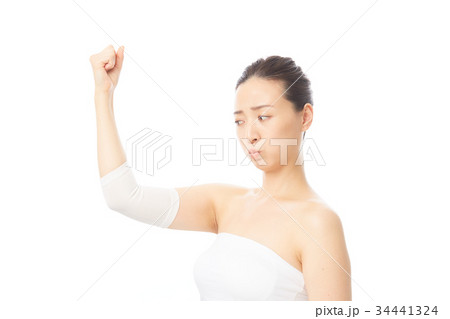 サポーターをする女性 サポーターをする女性 34441324