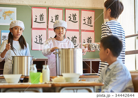 小学校 給食 昼休み 小学校 給食 昼休み 34442644