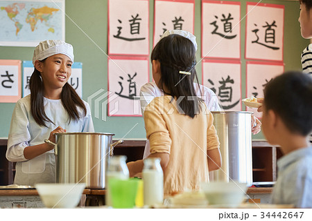 小学校　給食　昼休み 34442647