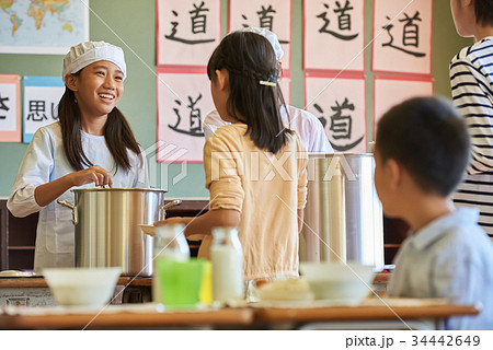 小学校　給食　昼休み 34442649
