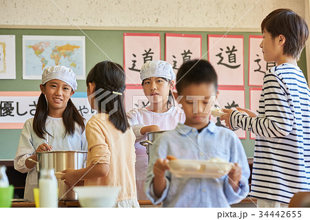 小学校 給食 昼休み 小学校 給食 昼休み 34442655