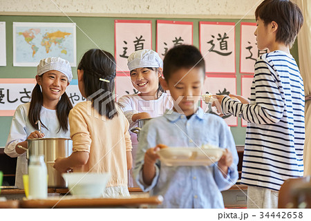 小学校　給食　昼休み 34442658