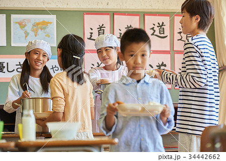 小学校 給食 昼休み 小学校 給食 昼休み 34442662